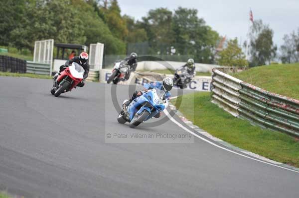 Mallory park Leicestershire;Mallory park photographs;Motorcycle action photographs;event digital images;eventdigitalimages;mallory park;no limits trackday;peter wileman photography;trackday;trackday digital images;trackday photos