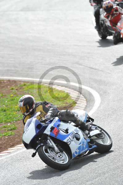 Mallory park Leicestershire;Mallory park photographs;Motorcycle action photographs;event digital images;eventdigitalimages;mallory park;no limits trackday;peter wileman photography;trackday;trackday digital images;trackday photos