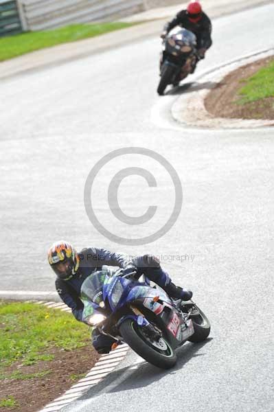 Mallory park Leicestershire;Mallory park photographs;Motorcycle action photographs;event digital images;eventdigitalimages;mallory park;no limits trackday;peter wileman photography;trackday;trackday digital images;trackday photos