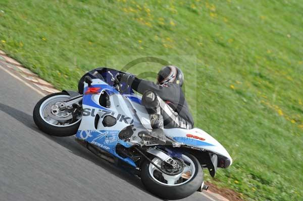 Mallory park Leicestershire;Mallory park photographs;Motorcycle action photographs;event digital images;eventdigitalimages;mallory park;no limits trackday;peter wileman photography;trackday;trackday digital images;trackday photos