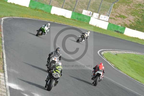 Mallory park Leicestershire;Mallory park photographs;Motorcycle action photographs;event digital images;eventdigitalimages;mallory park;no limits trackday;peter wileman photography;trackday;trackday digital images;trackday photos