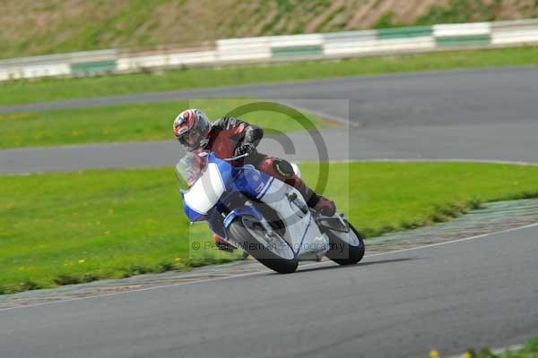 Mallory park Leicestershire;Mallory park photographs;Motorcycle action photographs;event digital images;eventdigitalimages;mallory park;no limits trackday;peter wileman photography;trackday;trackday digital images;trackday photos