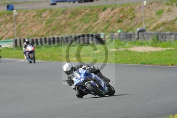 Mallory park Leicestershire;Mallory park photographs;Motorcycle action photographs;event digital images;eventdigitalimages;mallory park;no limits trackday;peter wileman photography;trackday;trackday digital images;trackday photos