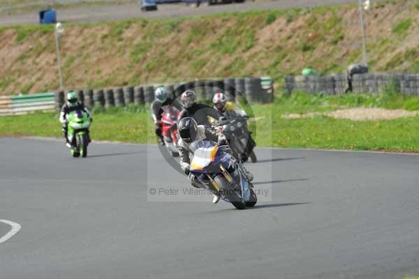 Mallory park Leicestershire;Mallory park photographs;Motorcycle action photographs;event digital images;eventdigitalimages;mallory park;no limits trackday;peter wileman photography;trackday;trackday digital images;trackday photos