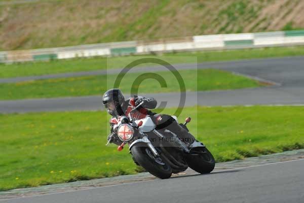 Mallory park Leicestershire;Mallory park photographs;Motorcycle action photographs;event digital images;eventdigitalimages;mallory park;no limits trackday;peter wileman photography;trackday;trackday digital images;trackday photos