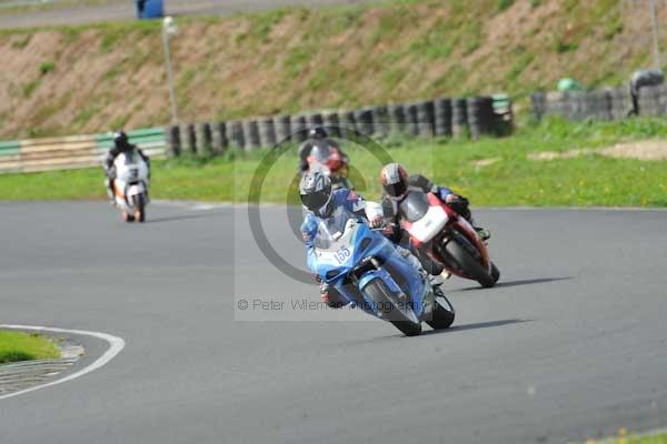 Mallory park Leicestershire;Mallory park photographs;Motorcycle action photographs;event digital images;eventdigitalimages;mallory park;no limits trackday;peter wileman photography;trackday;trackday digital images;trackday photos