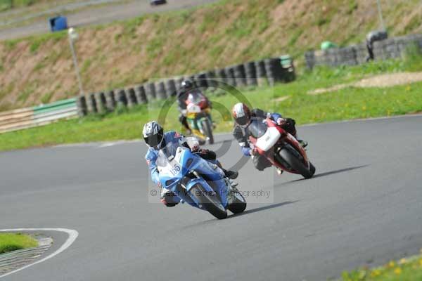 Mallory park Leicestershire;Mallory park photographs;Motorcycle action photographs;event digital images;eventdigitalimages;mallory park;no limits trackday;peter wileman photography;trackday;trackday digital images;trackday photos