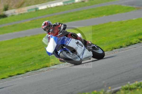 Mallory park Leicestershire;Mallory park photographs;Motorcycle action photographs;event digital images;eventdigitalimages;mallory park;no limits trackday;peter wileman photography;trackday;trackday digital images;trackday photos