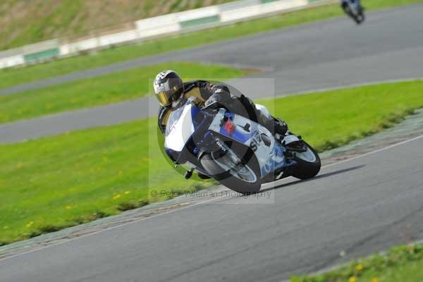 Mallory park Leicestershire;Mallory park photographs;Motorcycle action photographs;event digital images;eventdigitalimages;mallory park;no limits trackday;peter wileman photography;trackday;trackday digital images;trackday photos