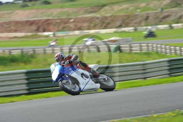 Mallory park Leicestershire;Mallory park photographs;Motorcycle action photographs;event digital images;eventdigitalimages;mallory park;no limits trackday;peter wileman photography;trackday;trackday digital images;trackday photos