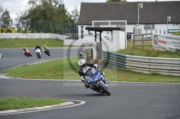 Mallory park Leicestershire;Mallory park photographs;Motorcycle action photographs;event digital images;eventdigitalimages;mallory park;no limits trackday;peter wileman photography;trackday;trackday digital images;trackday photos