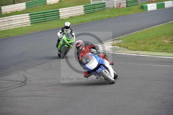 Mallory park Leicestershire;Mallory park photographs;Motorcycle action photographs;event digital images;eventdigitalimages;mallory park;no limits trackday;peter wileman photography;trackday;trackday digital images;trackday photos