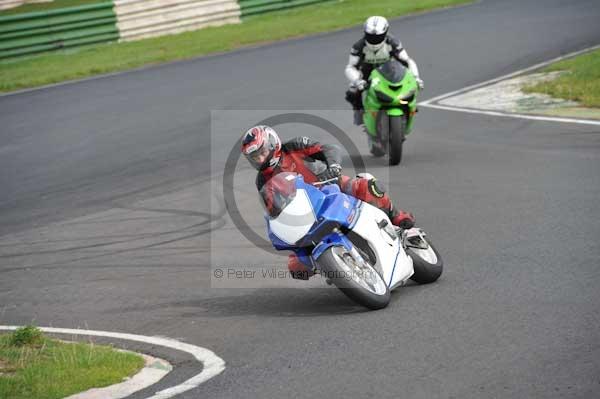 Mallory park Leicestershire;Mallory park photographs;Motorcycle action photographs;event digital images;eventdigitalimages;mallory park;no limits trackday;peter wileman photography;trackday;trackday digital images;trackday photos