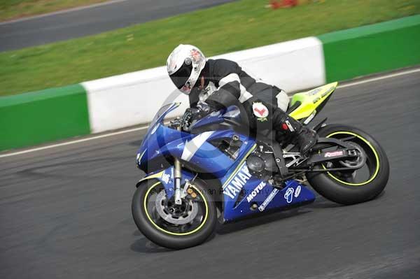 Mallory park Leicestershire;Mallory park photographs;Motorcycle action photographs;event digital images;eventdigitalimages;mallory park;no limits trackday;peter wileman photography;trackday;trackday digital images;trackday photos