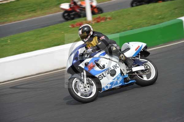 Mallory park Leicestershire;Mallory park photographs;Motorcycle action photographs;event digital images;eventdigitalimages;mallory park;no limits trackday;peter wileman photography;trackday;trackday digital images;trackday photos