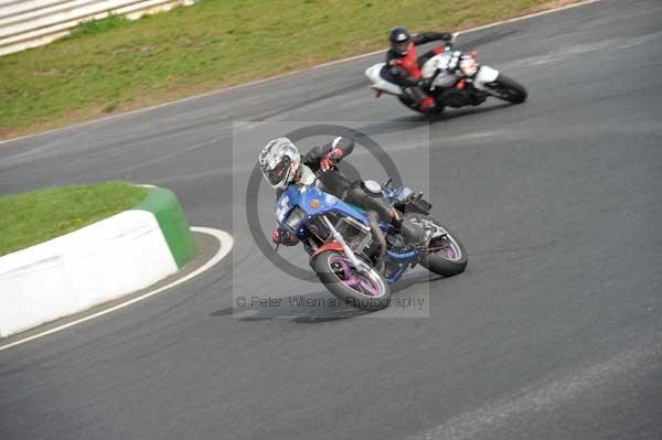 Mallory park Leicestershire;Mallory park photographs;Motorcycle action photographs;event digital images;eventdigitalimages;mallory park;no limits trackday;peter wileman photography;trackday;trackday digital images;trackday photos