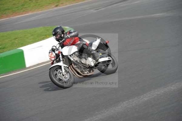 Mallory park Leicestershire;Mallory park photographs;Motorcycle action photographs;event digital images;eventdigitalimages;mallory park;no limits trackday;peter wileman photography;trackday;trackday digital images;trackday photos