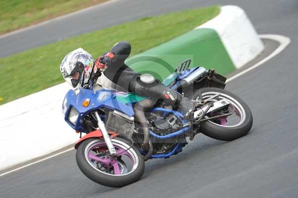 Mallory park Leicestershire;Mallory park photographs;Motorcycle action photographs;event digital images;eventdigitalimages;mallory park;no limits trackday;peter wileman photography;trackday;trackday digital images;trackday photos