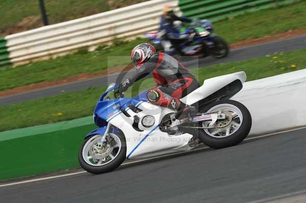 Mallory park Leicestershire;Mallory park photographs;Motorcycle action photographs;event digital images;eventdigitalimages;mallory park;no limits trackday;peter wileman photography;trackday;trackday digital images;trackday photos