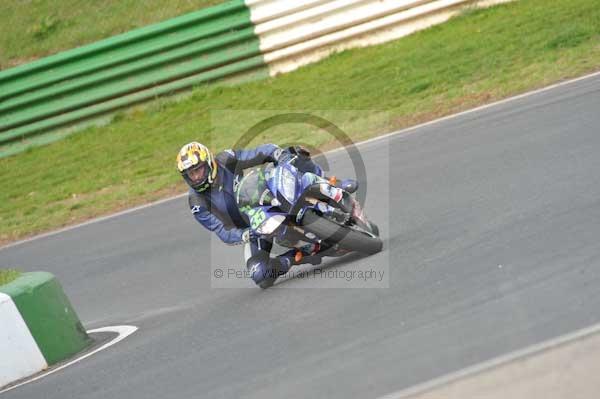 Mallory park Leicestershire;Mallory park photographs;Motorcycle action photographs;event digital images;eventdigitalimages;mallory park;no limits trackday;peter wileman photography;trackday;trackday digital images;trackday photos