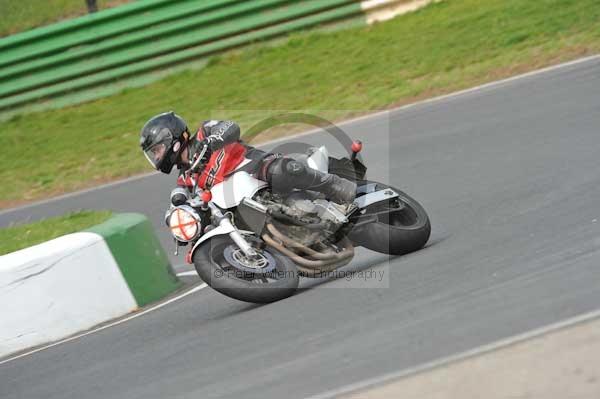 Mallory park Leicestershire;Mallory park photographs;Motorcycle action photographs;event digital images;eventdigitalimages;mallory park;no limits trackday;peter wileman photography;trackday;trackday digital images;trackday photos