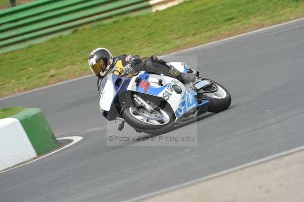 Mallory park Leicestershire;Mallory park photographs;Motorcycle action photographs;event digital images;eventdigitalimages;mallory park;no limits trackday;peter wileman photography;trackday;trackday digital images;trackday photos