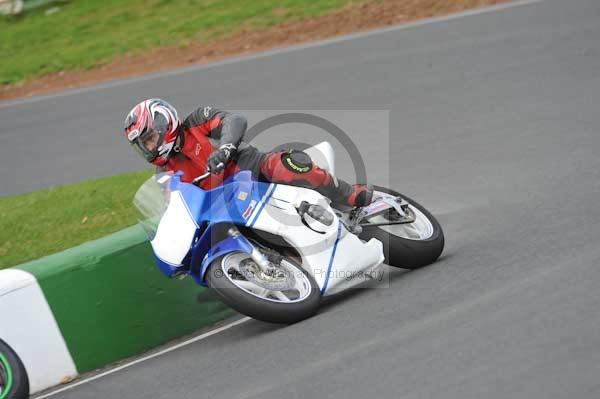 Mallory park Leicestershire;Mallory park photographs;Motorcycle action photographs;event digital images;eventdigitalimages;mallory park;no limits trackday;peter wileman photography;trackday;trackday digital images;trackday photos