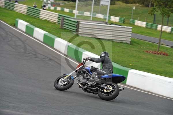 Mallory park Leicestershire;Mallory park photographs;Motorcycle action photographs;event digital images;eventdigitalimages;mallory park;no limits trackday;peter wileman photography;trackday;trackday digital images;trackday photos