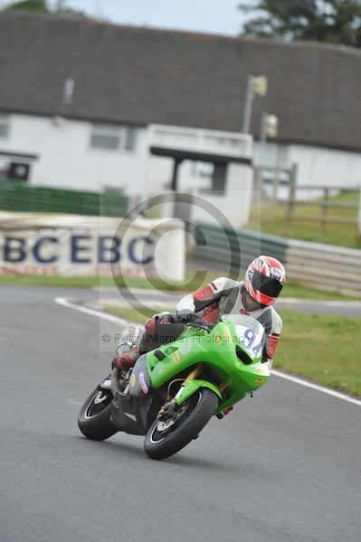 Mallory park Leicestershire;Mallory park photographs;Motorcycle action photographs;event digital images;eventdigitalimages;mallory park;no limits trackday;peter wileman photography;trackday;trackday digital images;trackday photos