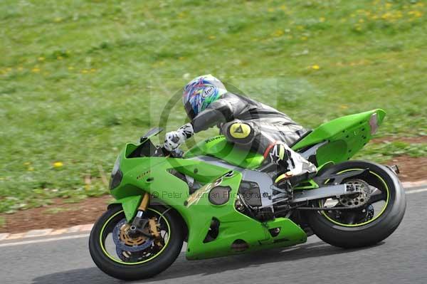 Mallory park Leicestershire;Mallory park photographs;Motorcycle action photographs;event digital images;eventdigitalimages;mallory park;no limits trackday;peter wileman photography;trackday;trackday digital images;trackday photos