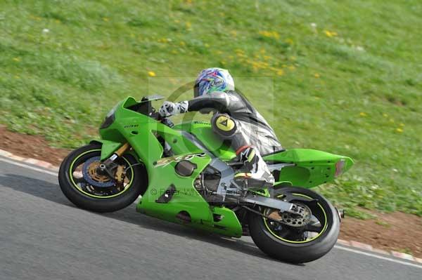 Mallory park Leicestershire;Mallory park photographs;Motorcycle action photographs;event digital images;eventdigitalimages;mallory park;no limits trackday;peter wileman photography;trackday;trackday digital images;trackday photos