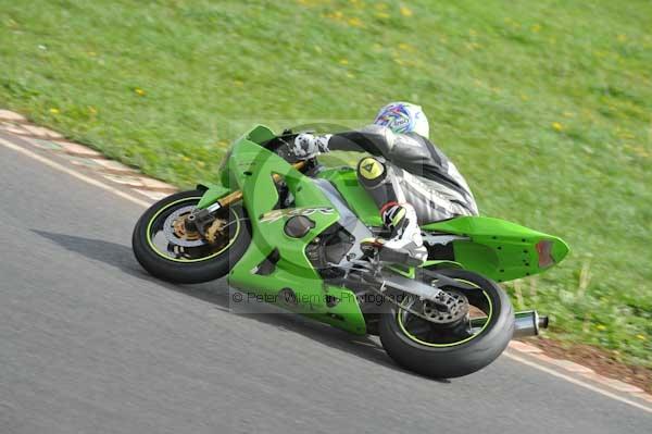 Mallory park Leicestershire;Mallory park photographs;Motorcycle action photographs;event digital images;eventdigitalimages;mallory park;no limits trackday;peter wileman photography;trackday;trackday digital images;trackday photos