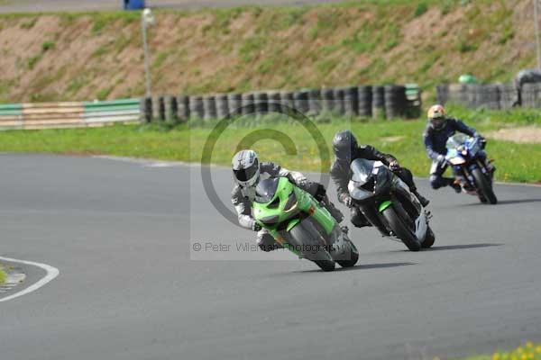 Mallory park Leicestershire;Mallory park photographs;Motorcycle action photographs;event digital images;eventdigitalimages;mallory park;no limits trackday;peter wileman photography;trackday;trackday digital images;trackday photos