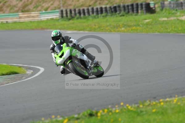 Mallory park Leicestershire;Mallory park photographs;Motorcycle action photographs;event digital images;eventdigitalimages;mallory park;no limits trackday;peter wileman photography;trackday;trackday digital images;trackday photos