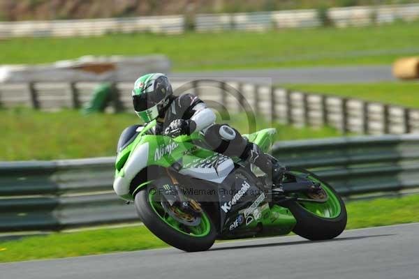 Mallory park Leicestershire;Mallory park photographs;Motorcycle action photographs;event digital images;eventdigitalimages;mallory park;no limits trackday;peter wileman photography;trackday;trackday digital images;trackday photos