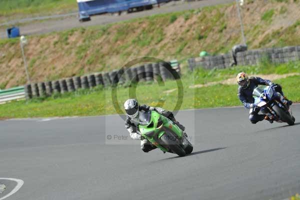 Mallory park Leicestershire;Mallory park photographs;Motorcycle action photographs;event digital images;eventdigitalimages;mallory park;no limits trackday;peter wileman photography;trackday;trackday digital images;trackday photos