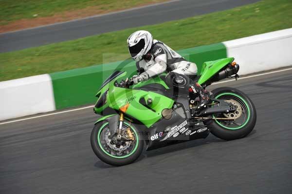 Mallory park Leicestershire;Mallory park photographs;Motorcycle action photographs;event digital images;eventdigitalimages;mallory park;no limits trackday;peter wileman photography;trackday;trackday digital images;trackday photos