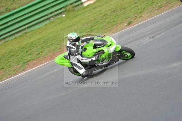 Mallory park Leicestershire;Mallory park photographs;Motorcycle action photographs;event digital images;eventdigitalimages;mallory park;no limits trackday;peter wileman photography;trackday;trackday digital images;trackday photos