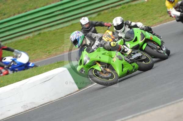 Mallory park Leicestershire;Mallory park photographs;Motorcycle action photographs;event digital images;eventdigitalimages;mallory park;no limits trackday;peter wileman photography;trackday;trackday digital images;trackday photos