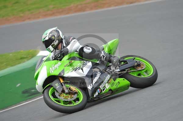 Mallory park Leicestershire;Mallory park photographs;Motorcycle action photographs;event digital images;eventdigitalimages;mallory park;no limits trackday;peter wileman photography;trackday;trackday digital images;trackday photos