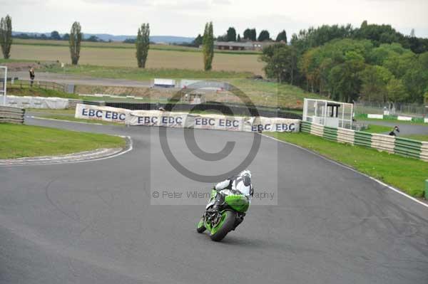 Mallory park Leicestershire;Mallory park photographs;Motorcycle action photographs;event digital images;eventdigitalimages;mallory park;no limits trackday;peter wileman photography;trackday;trackday digital images;trackday photos