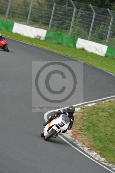 Mallory park Leicestershire;Mallory park photographs;Motorcycle action photographs;event digital images;eventdigitalimages;mallory park;no limits trackday;peter wileman photography;trackday;trackday digital images;trackday photos