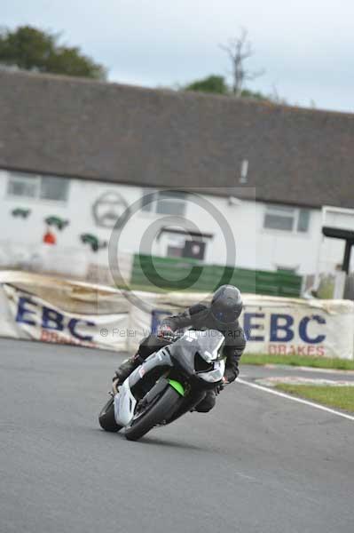 Mallory park Leicestershire;Mallory park photographs;Motorcycle action photographs;event digital images;eventdigitalimages;mallory park;no limits trackday;peter wileman photography;trackday;trackday digital images;trackday photos