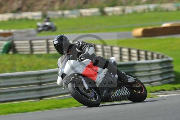 Mallory park Leicestershire;Mallory park photographs;Motorcycle action photographs;event digital images;eventdigitalimages;mallory park;no limits trackday;peter wileman photography;trackday;trackday digital images;trackday photos