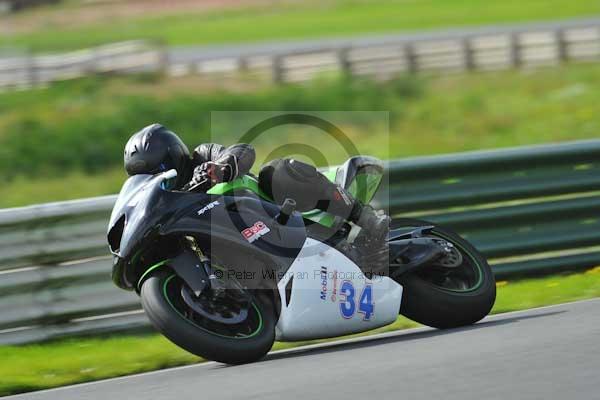 Mallory park Leicestershire;Mallory park photographs;Motorcycle action photographs;event digital images;eventdigitalimages;mallory park;no limits trackday;peter wileman photography;trackday;trackday digital images;trackday photos