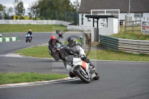 Mallory park Leicestershire;Mallory park photographs;Motorcycle action photographs;event digital images;eventdigitalimages;mallory park;no limits trackday;peter wileman photography;trackday;trackday digital images;trackday photos