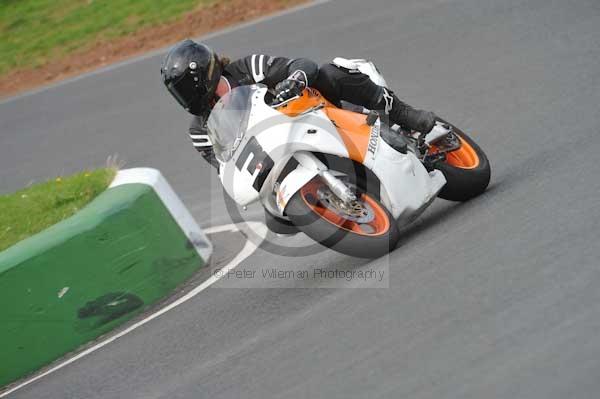 Mallory park Leicestershire;Mallory park photographs;Motorcycle action photographs;event digital images;eventdigitalimages;mallory park;no limits trackday;peter wileman photography;trackday;trackday digital images;trackday photos