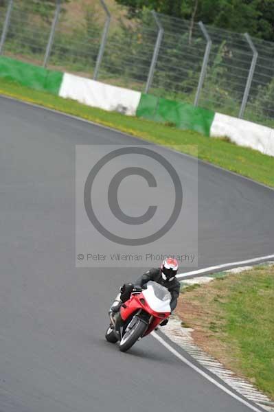 Mallory park Leicestershire;Mallory park photographs;Motorcycle action photographs;event digital images;eventdigitalimages;mallory park;no limits trackday;peter wileman photography;trackday;trackday digital images;trackday photos