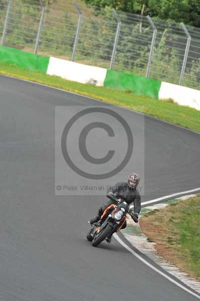 Mallory park Leicestershire;Mallory park photographs;Motorcycle action photographs;event digital images;eventdigitalimages;mallory park;no limits trackday;peter wileman photography;trackday;trackday digital images;trackday photos