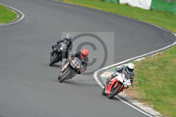 Mallory park Leicestershire;Mallory park photographs;Motorcycle action photographs;event digital images;eventdigitalimages;mallory park;no limits trackday;peter wileman photography;trackday;trackday digital images;trackday photos